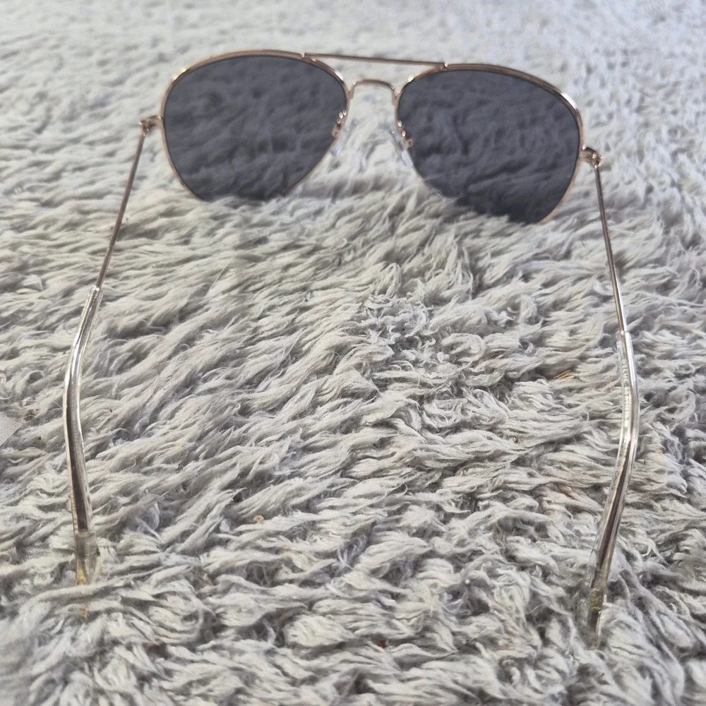 Steve Madden Aviator Sunglasses Gold Tone Metal Frame Dark Lens‎ Unisex Shades